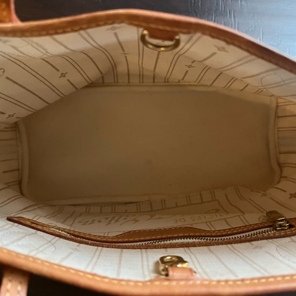 Like new small Louis Vuitton purse. Used twice, like new condition - Picture 3 of 4